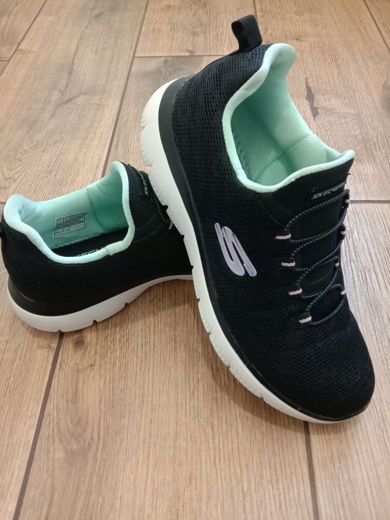 Кросівки Skechers.