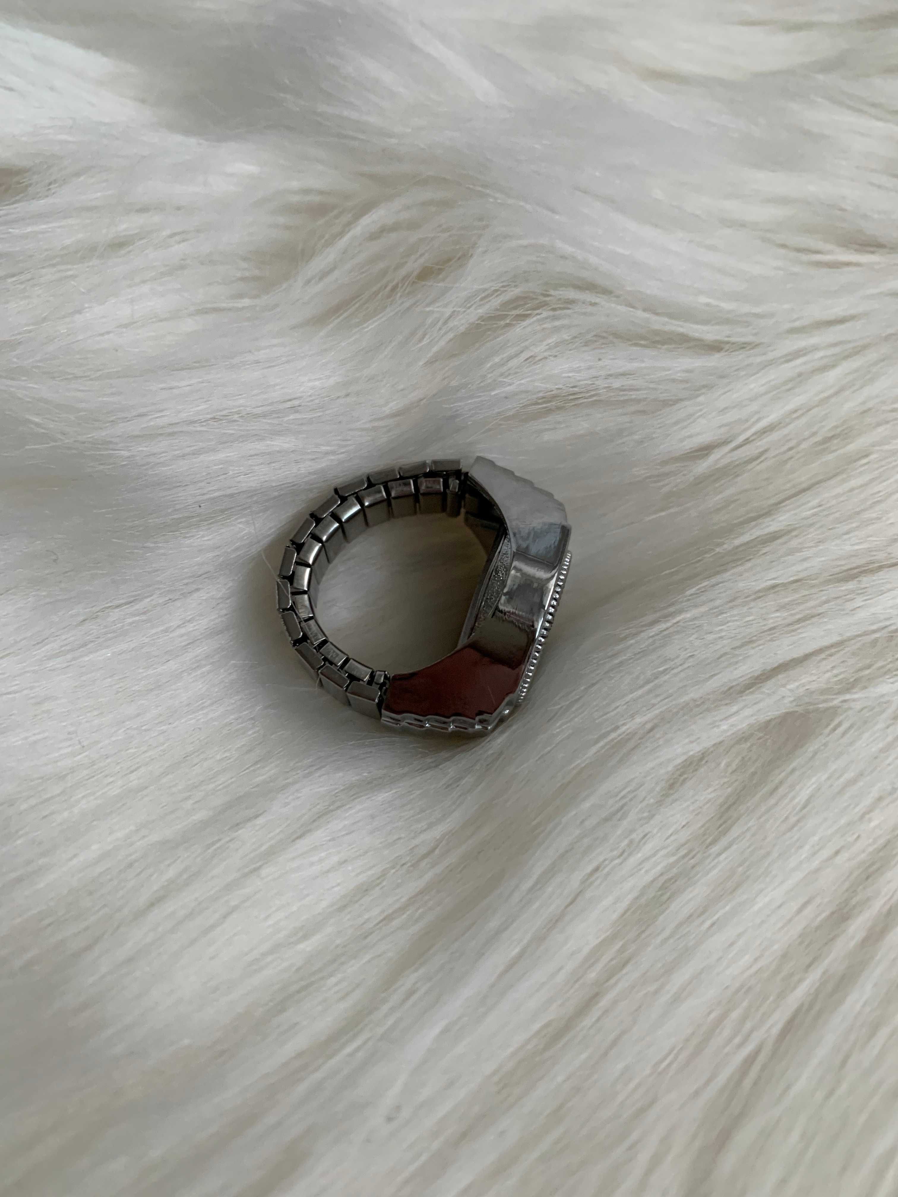 Srebrny sygnet zegarek na palec z okrągłą białą tarczą