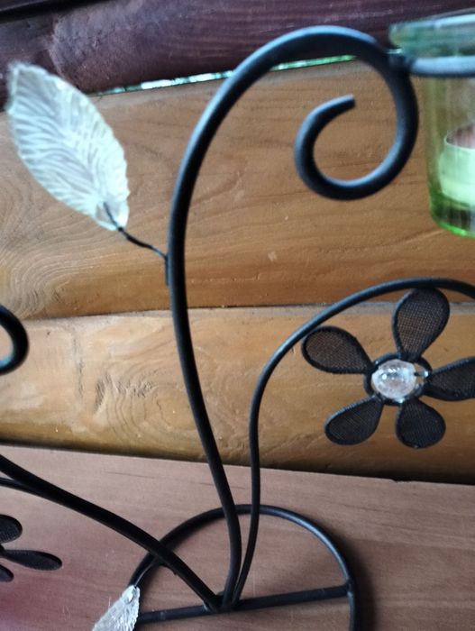 Świecznik , różowa butelka z kamieniami