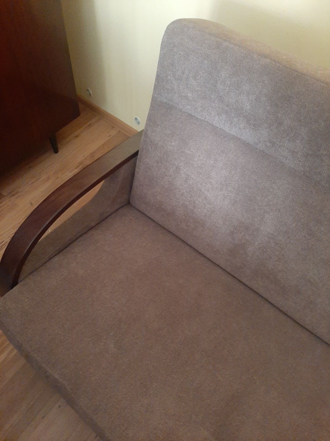 Tapczan rozkładany dwuosobowy.