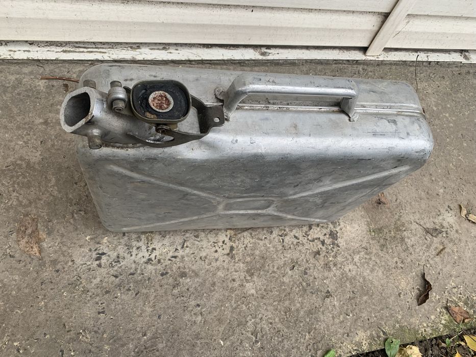 дві  каністри.  .