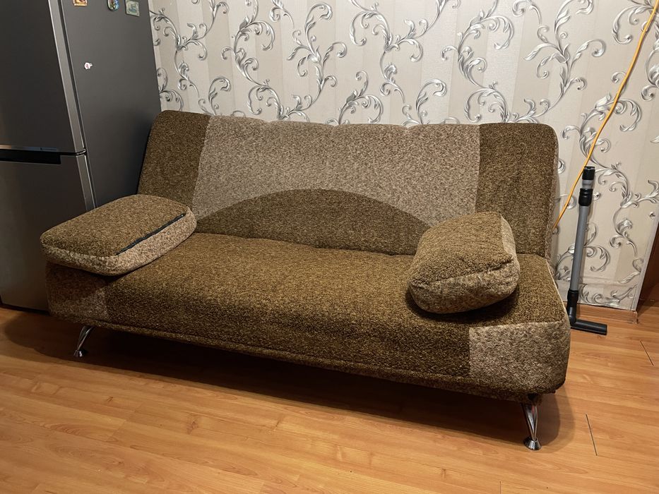 Диван з подушками