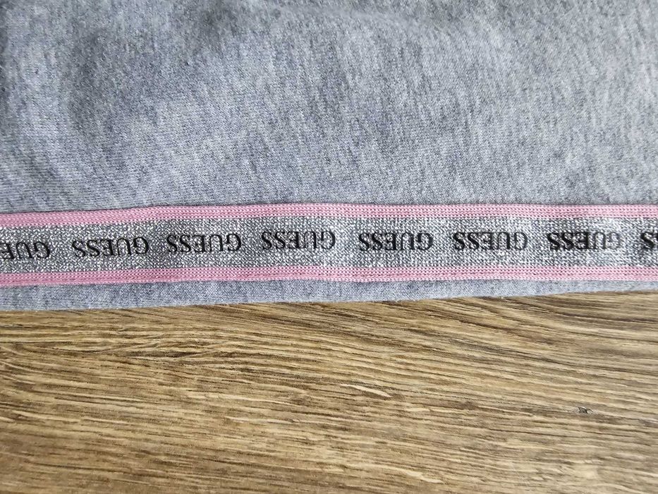 Spodnie dresowe firmy Guess ROZMIAR 140 CM