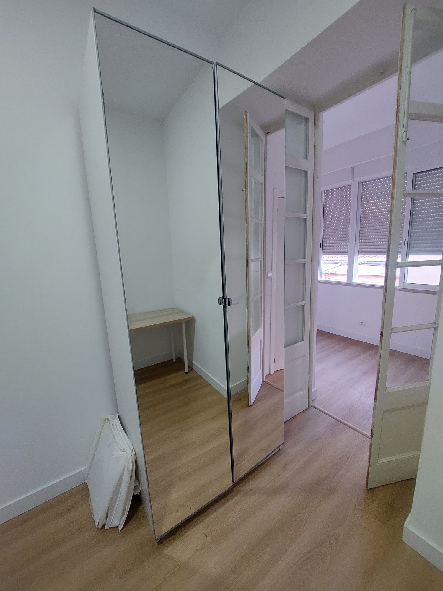 Armário IKEA branco com portas espelhadas – PRECISA DE REPAROS!!