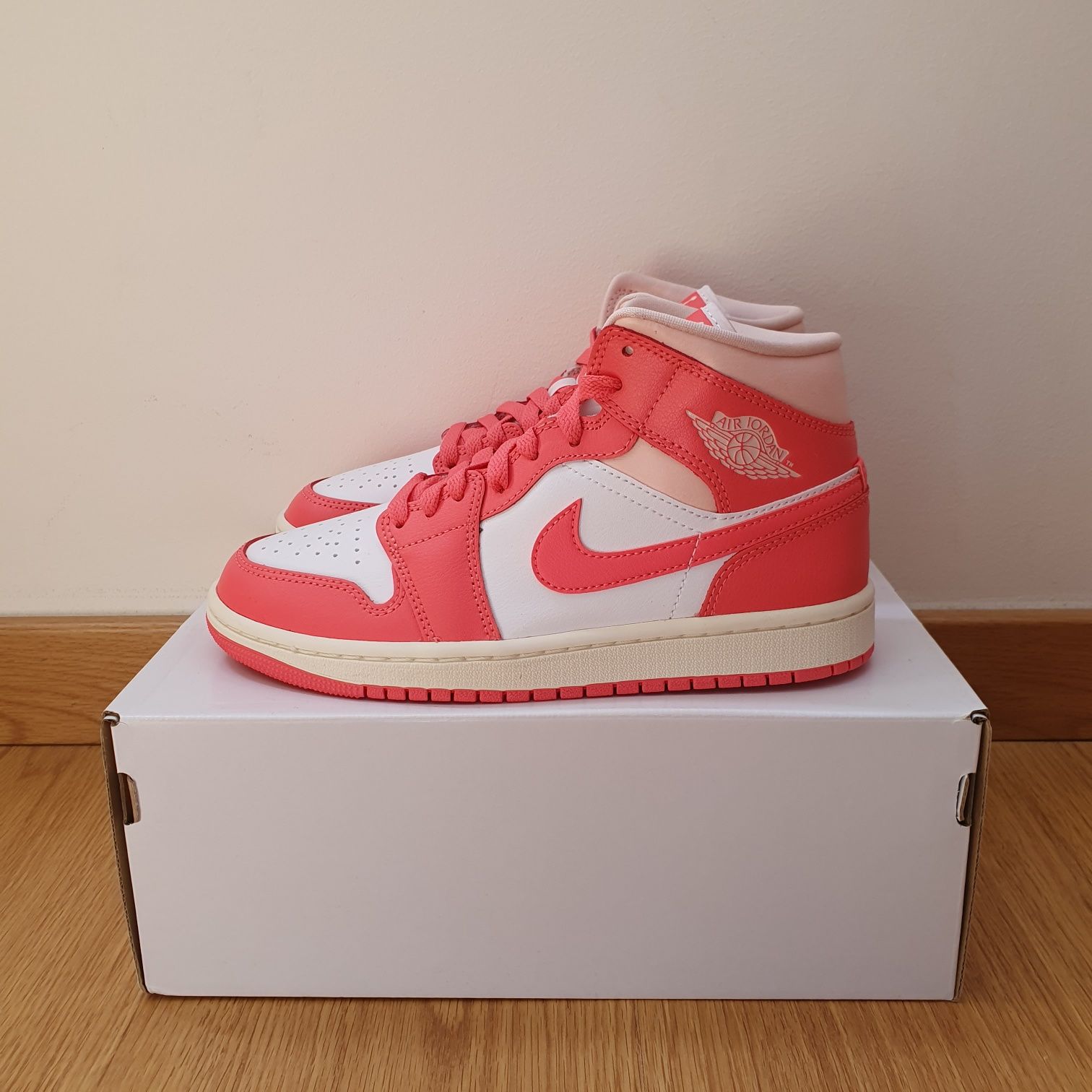 Air Jordan 1 Mid Strawberries and Cream | 37.5