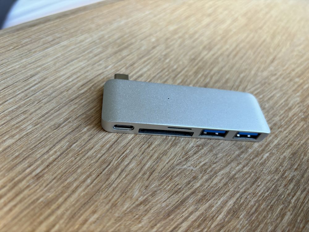Hub Satechi USB e cartoes SD