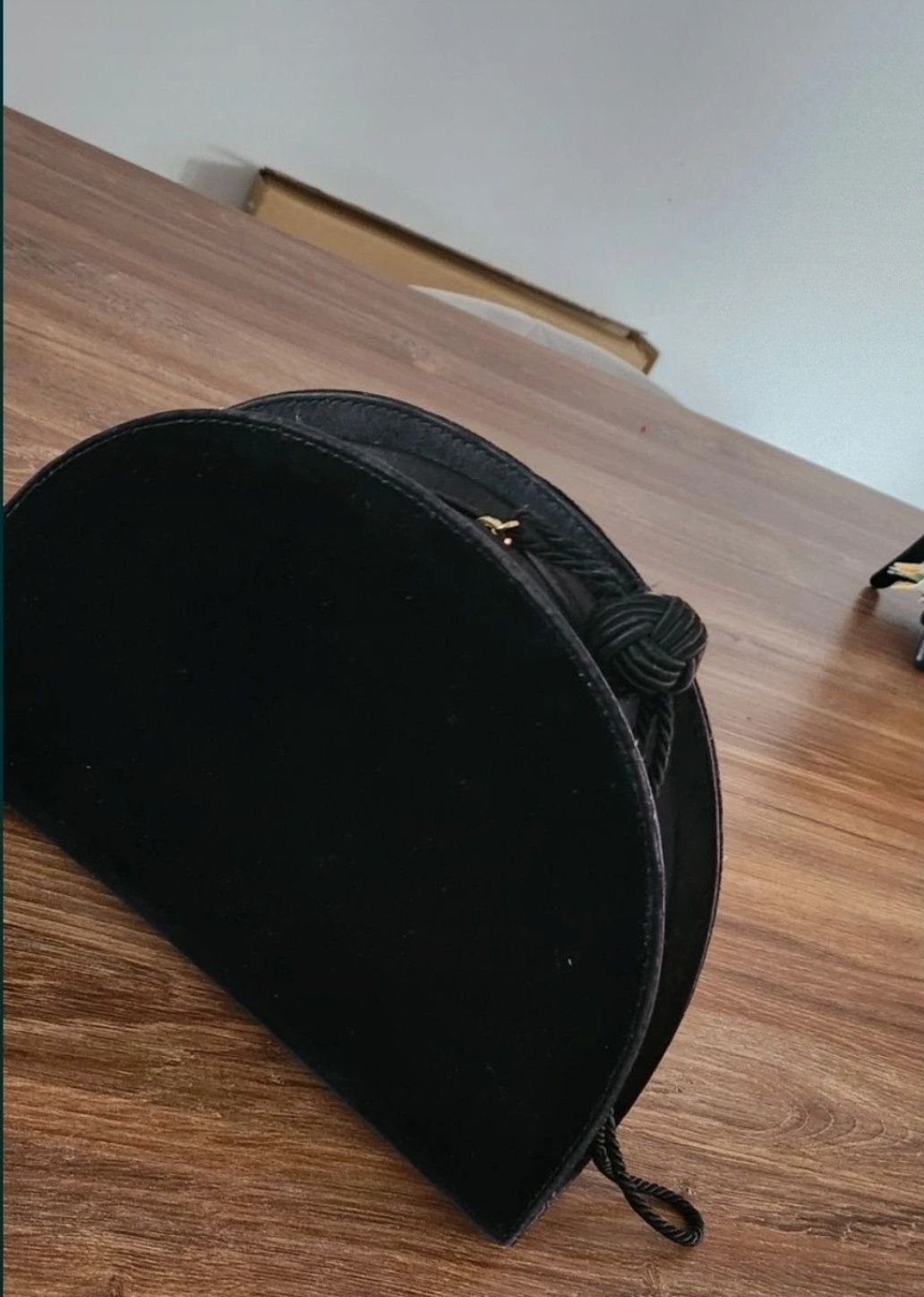 Duza welurowa kosmetyczka usztywniana.
