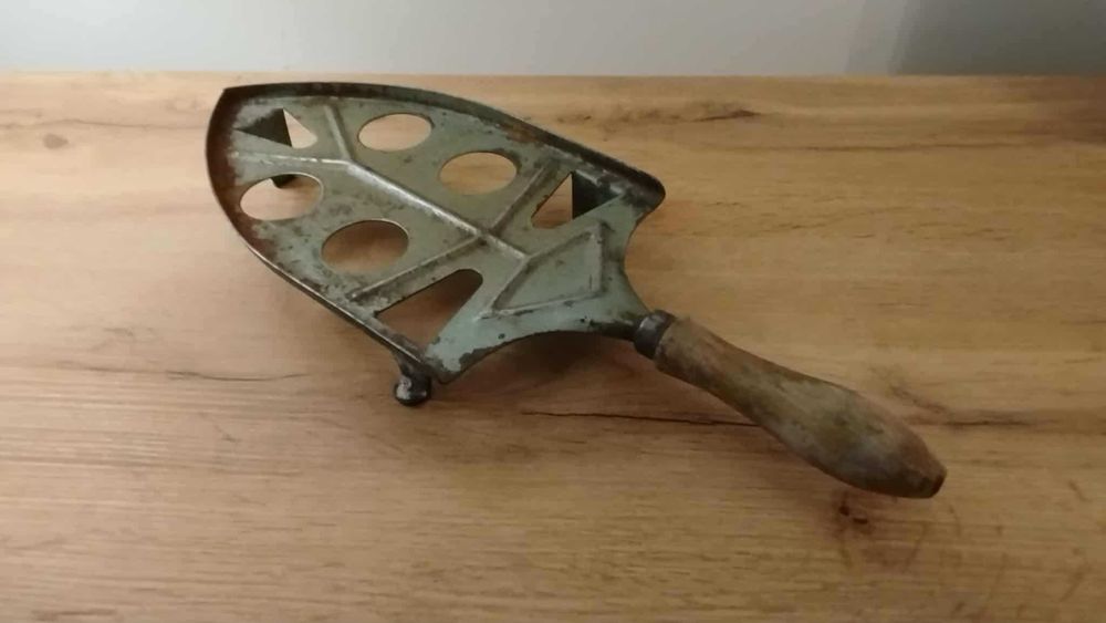 Postawka PRL pod żelazko cechowana dobry stan.