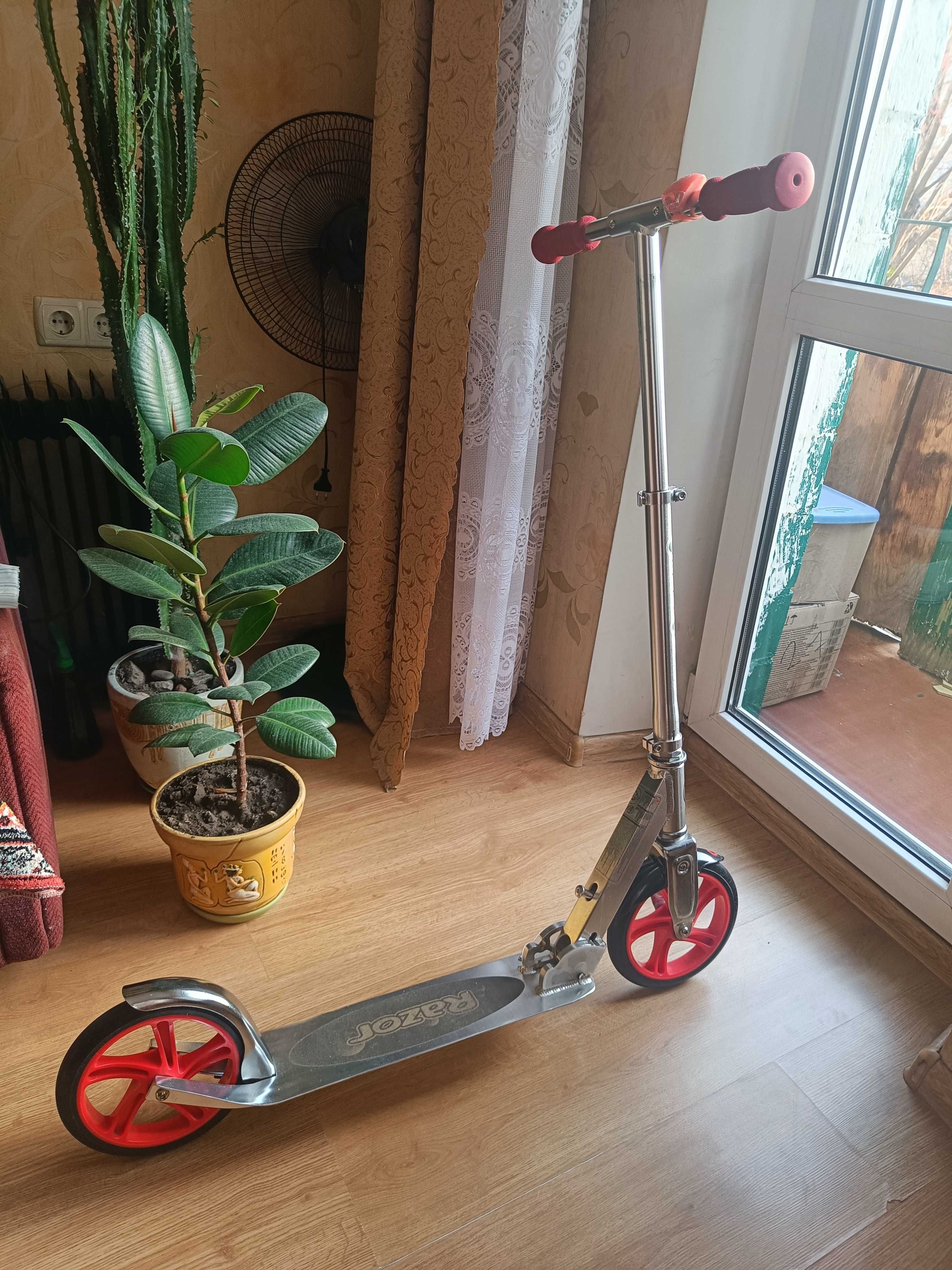 Самокат (стан нового) Razor