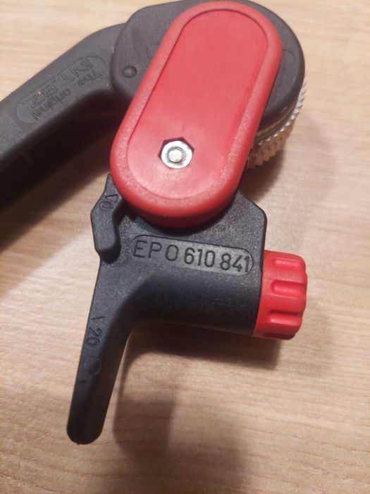 Przyrząd (nóż)do ściągania izolacji z kabla firmy Knipex.