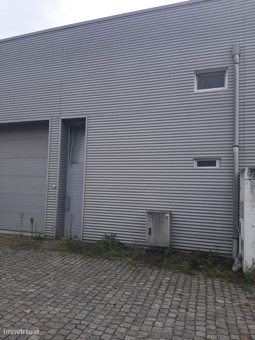 Arrenda armazém zona industrial de Oldrões Penafiel
