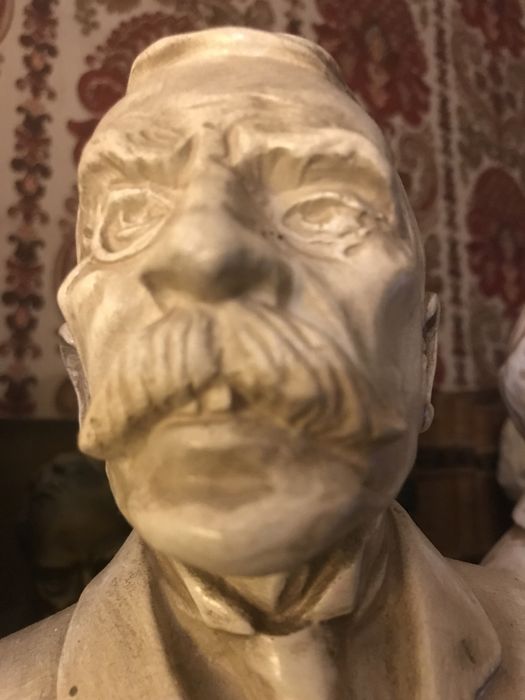 Bustos de Eça de Queiroz