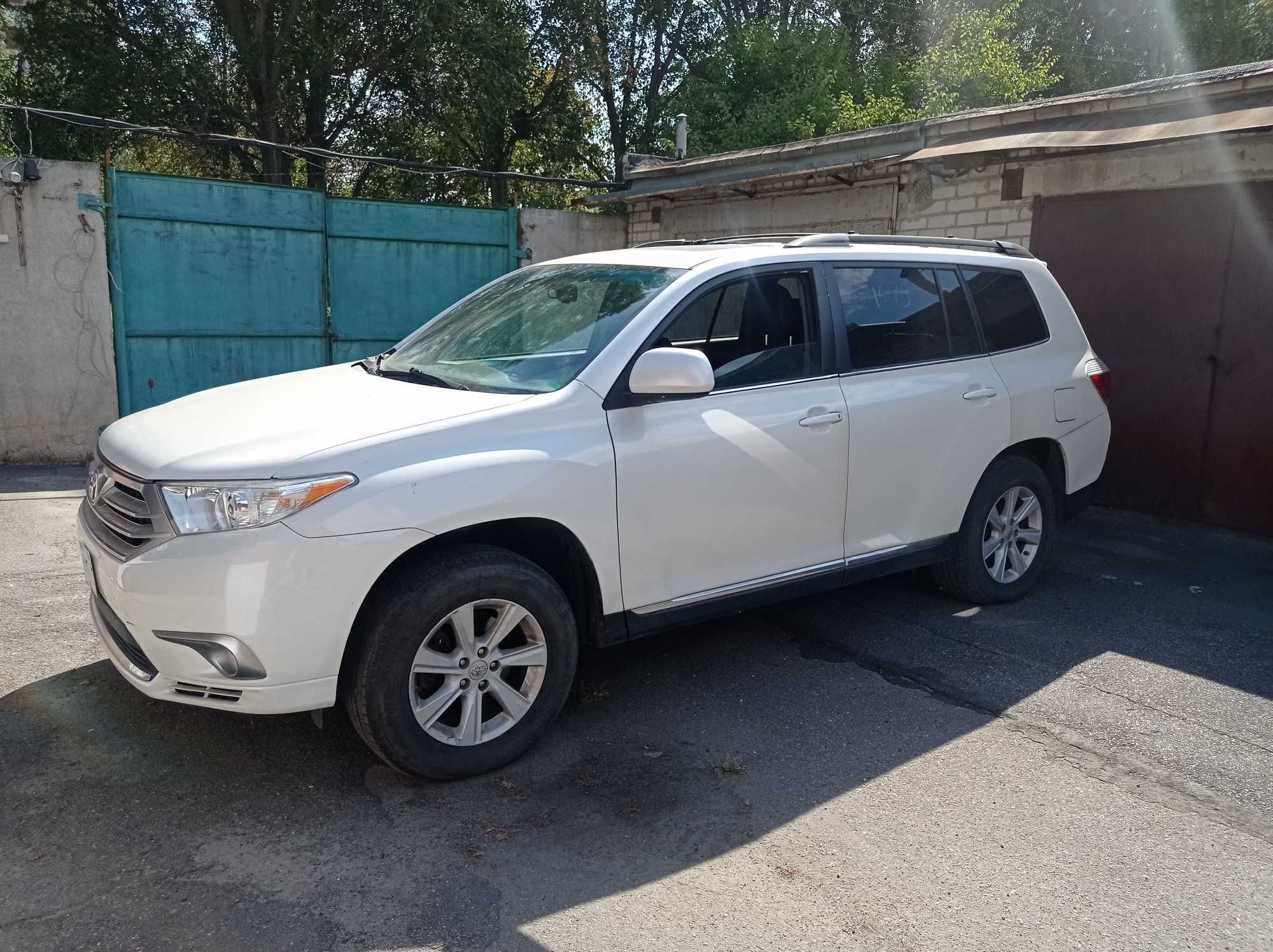 Продам или поменяю на недвижимость Toyota Highlander 2013