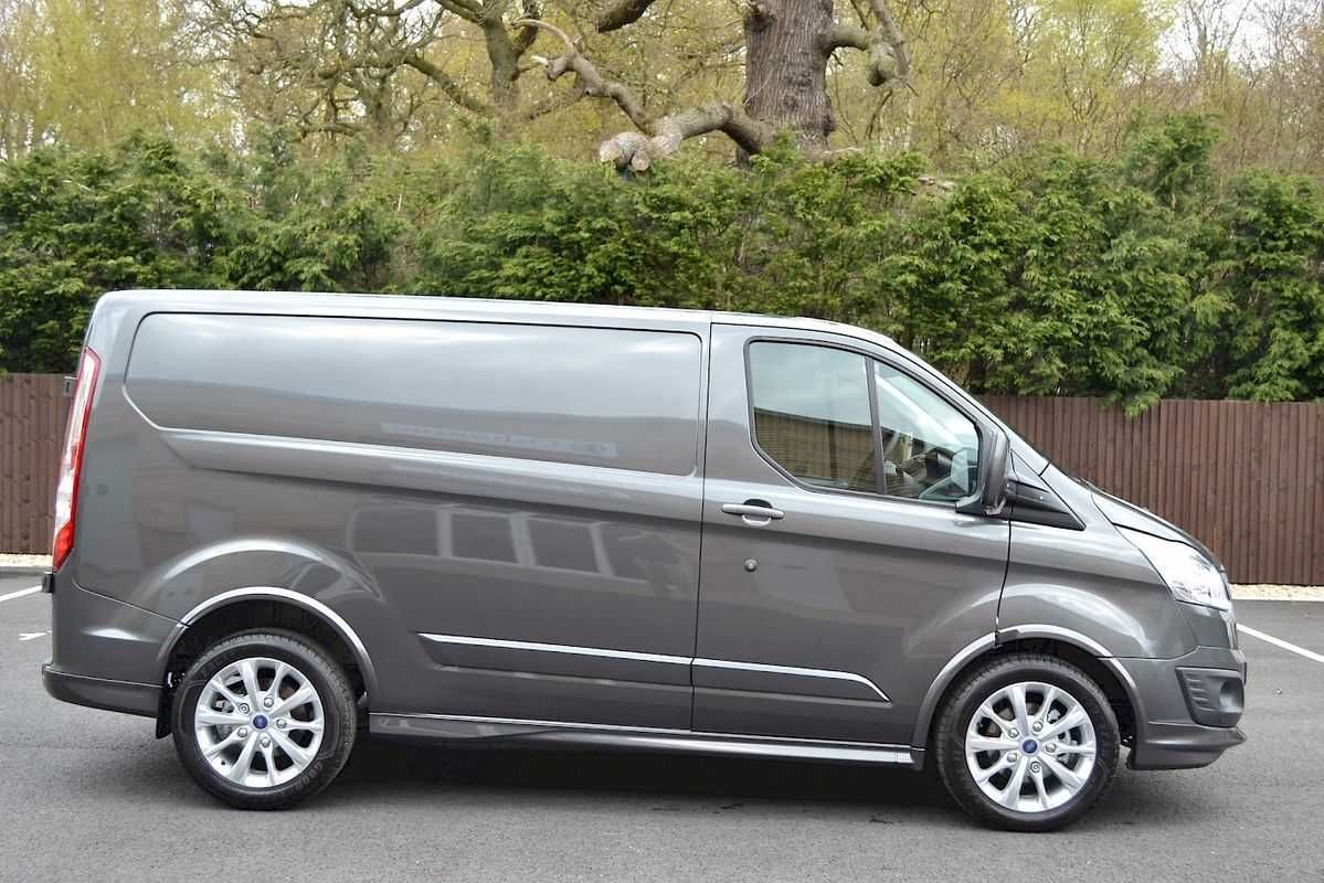 Transport busem – przewóz rzeczy Ford Transit Custom Paka
