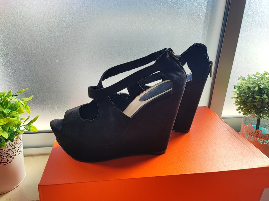 Sandálias camurça compensadas