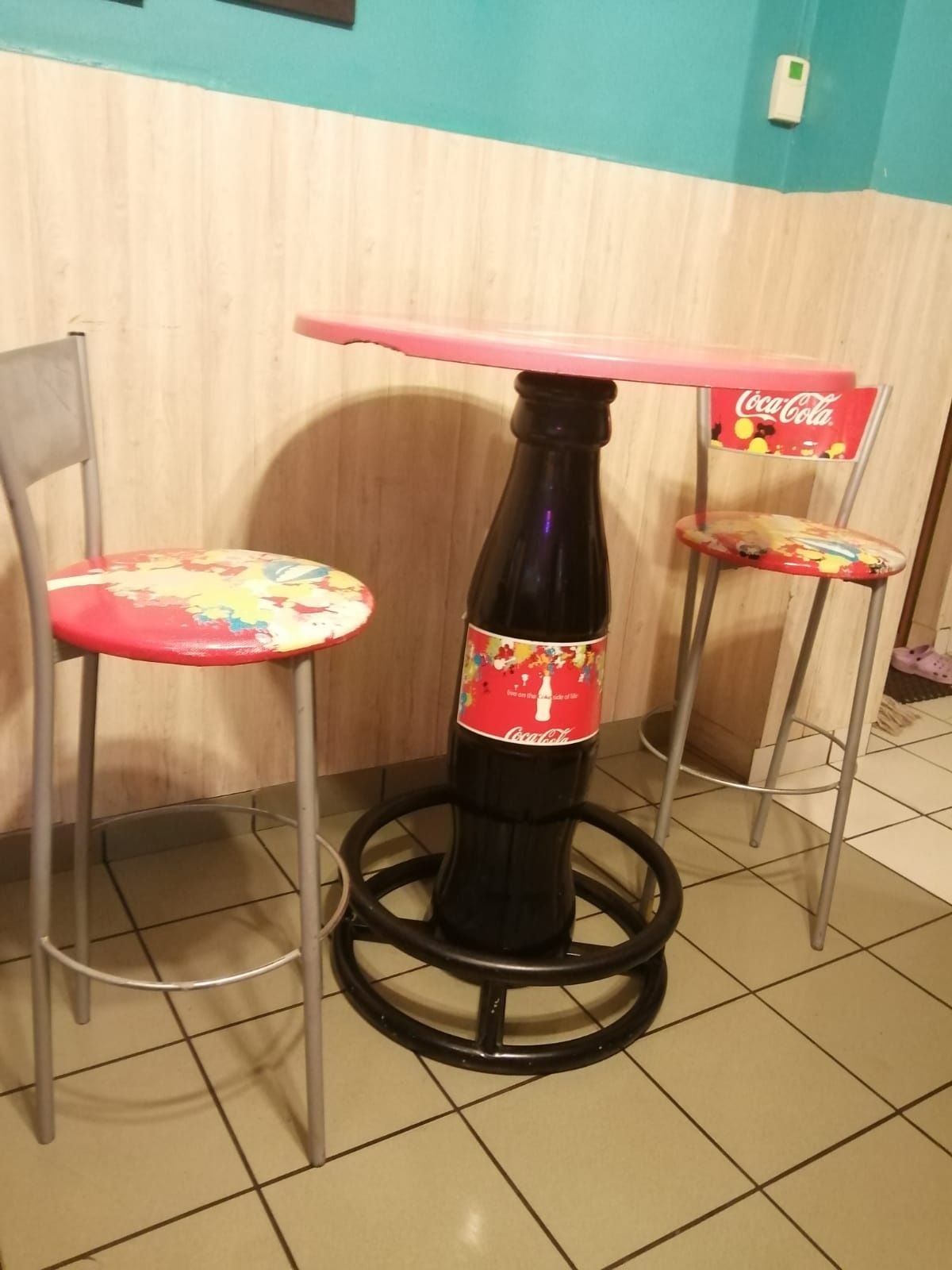 Krzesła coca cola i stoły