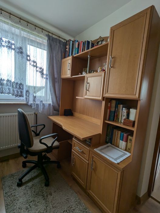 Meblościanka z biurkiem i szafą