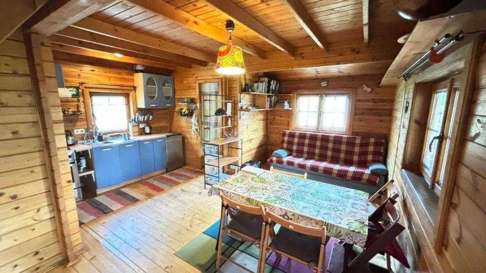 Drewniany domek na skraju lasu koło Kazimierz Dolny Janowiec nad Wisłą