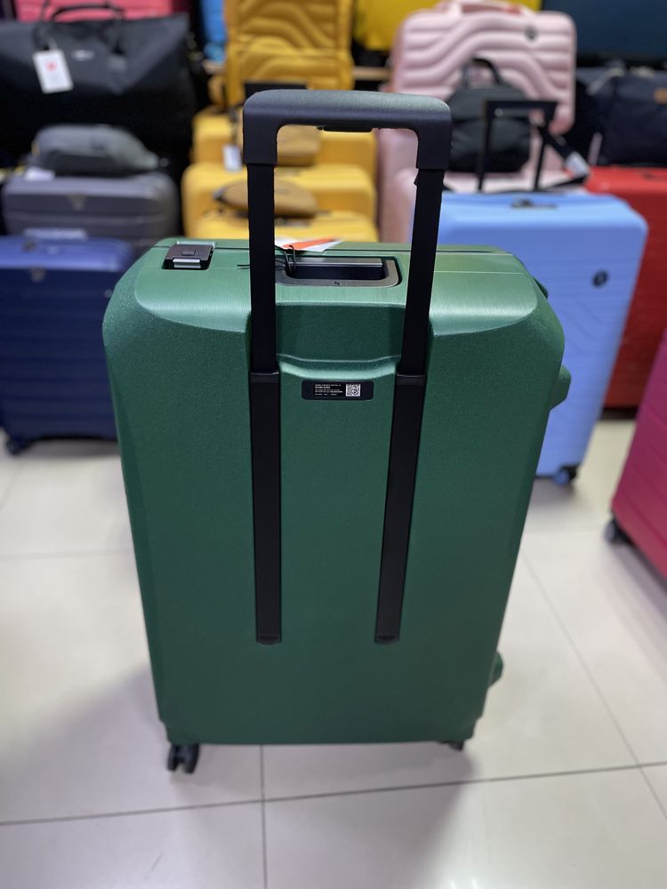 Дуже міцна японська велика валіза Lojel Voja на застібках