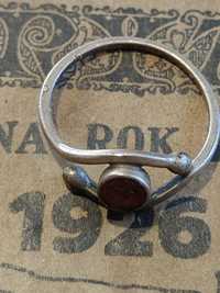 Stary pierścionek srebrny z bursztynem