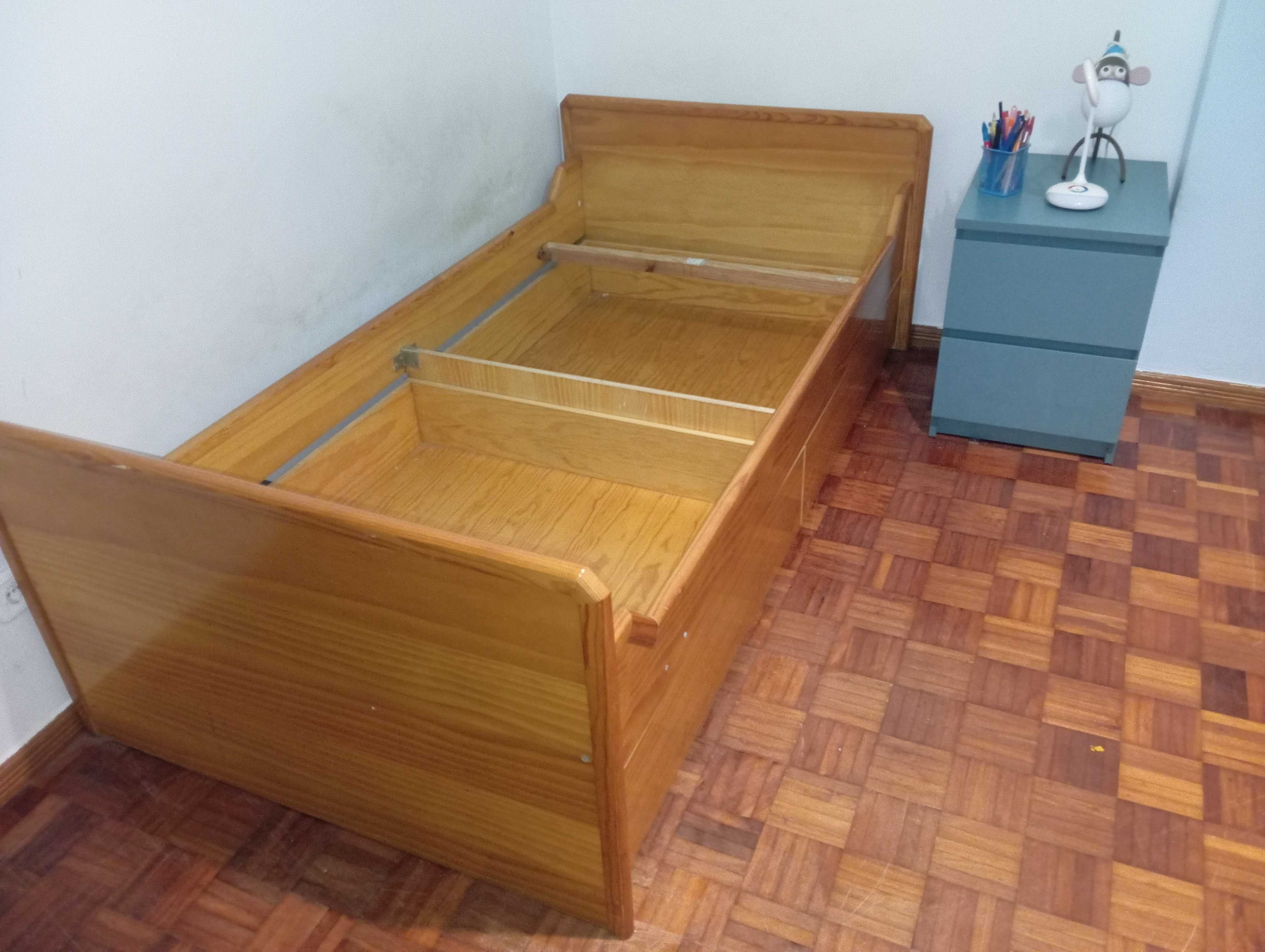 Cama Individual em Pinho Mel