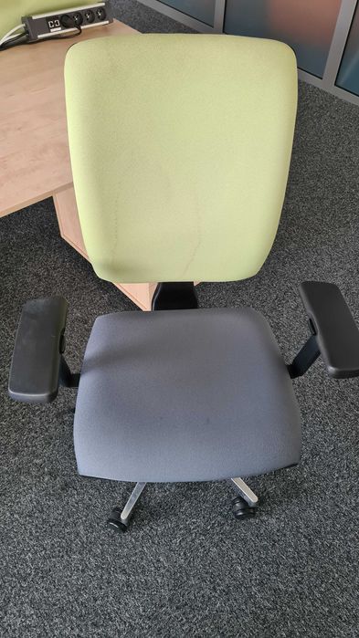 Fotel biurowy obrotowy  RIM regulowany podłokietnik