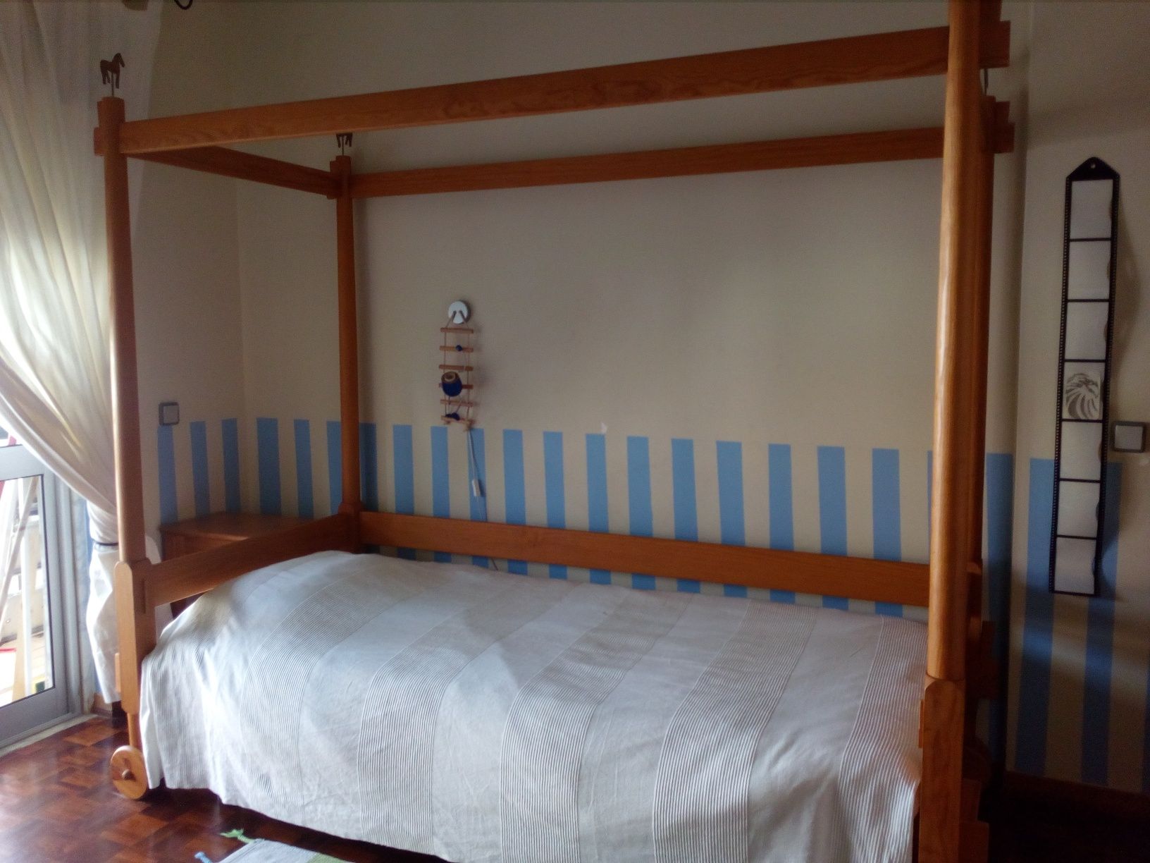 Conjunto de Cama  Dossel de criança e mesa de cabeira em pinho.