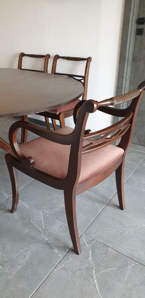 Klasyczny stół z 6 krzesłami – elegancki komplet wykonany w Anglii