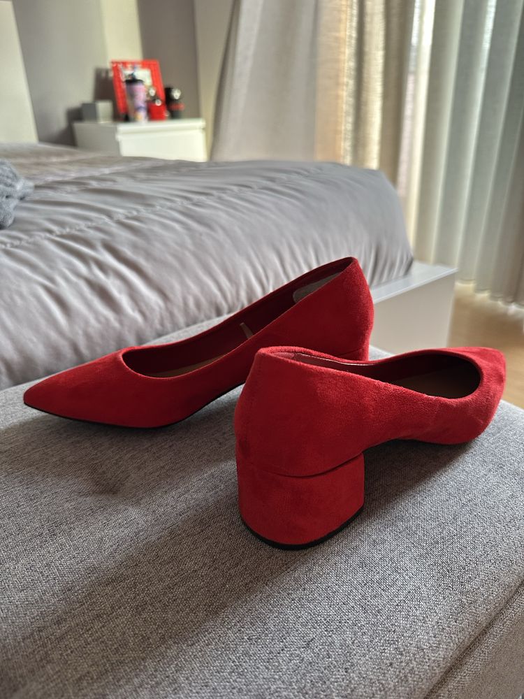 Sapatos altos vermelhos