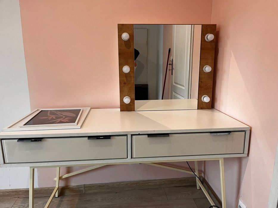 Toaletka z oświetleniem