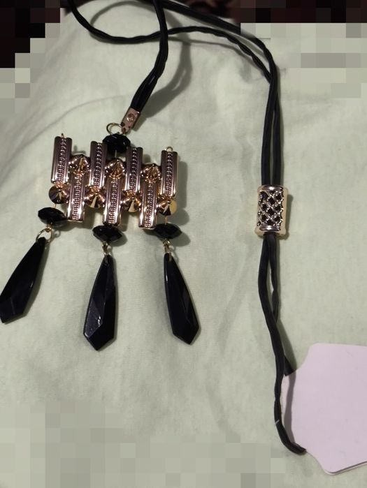 Подвеска на шею кулон на кожаном шнурке с шипами новая