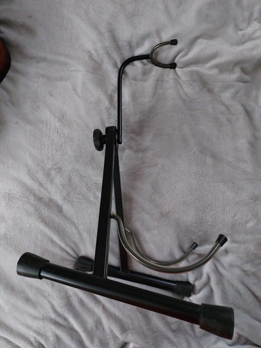 Składany statyw, stojak na gitarę