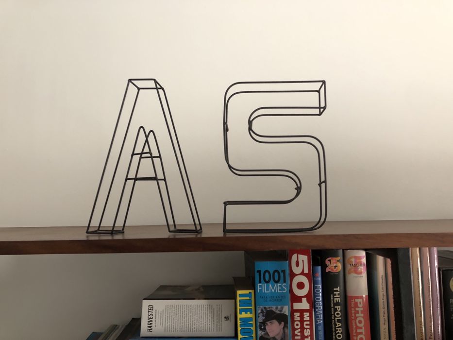 Letras de decoração (A e S) em metal escuro