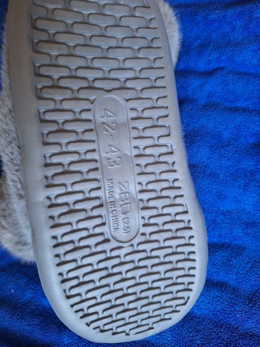 Damskie zimowe kapcie 42,5,wkładka ma 26,5 cm