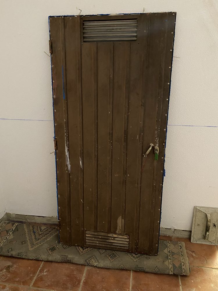 Porta de ferro com aro.