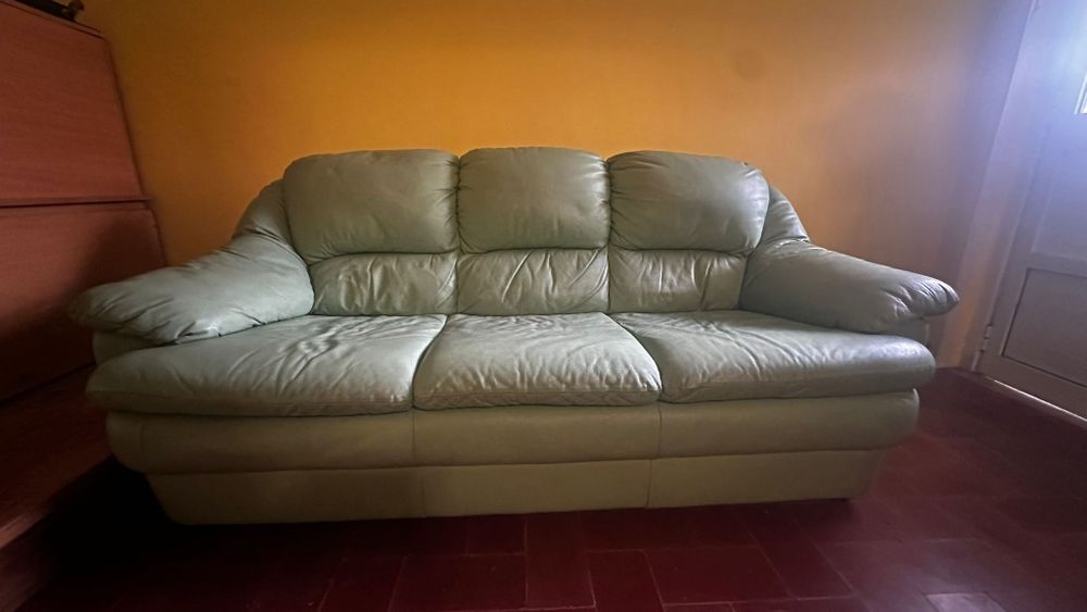 Vende se sofás em couro verde alface. Os dois a 200€.