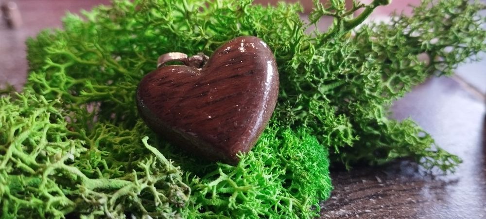 Wisior serce z drewna merbau