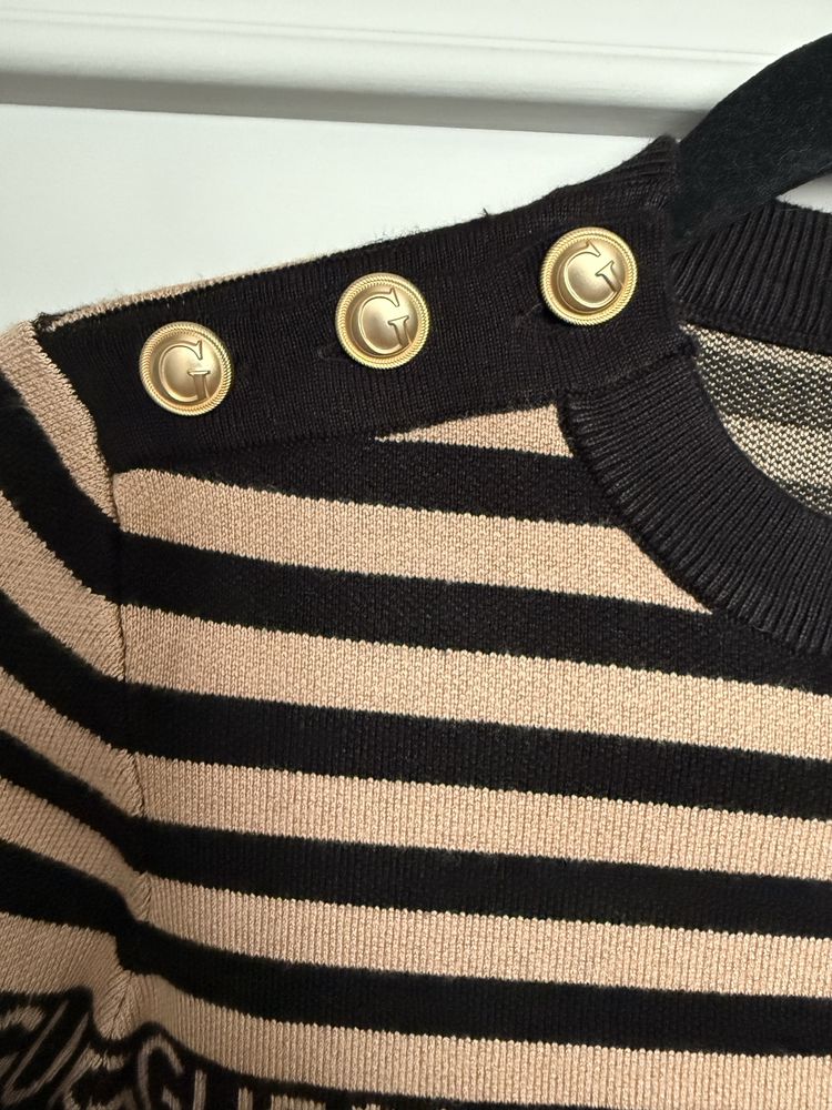 Стильна кофта бренду Guess
