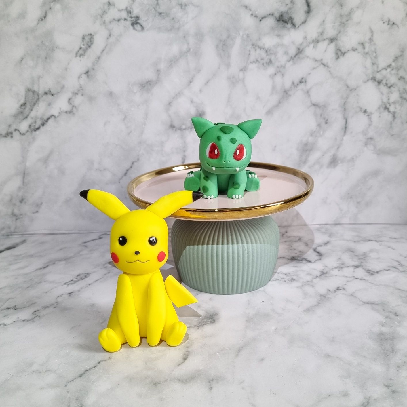 Eevee z masy cukrowej na tort pikachu pokemon bulbasaur