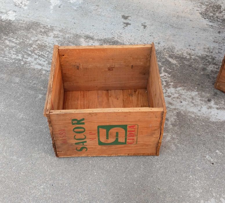 Antigas caixas de transporte de latas de óleo Sacor