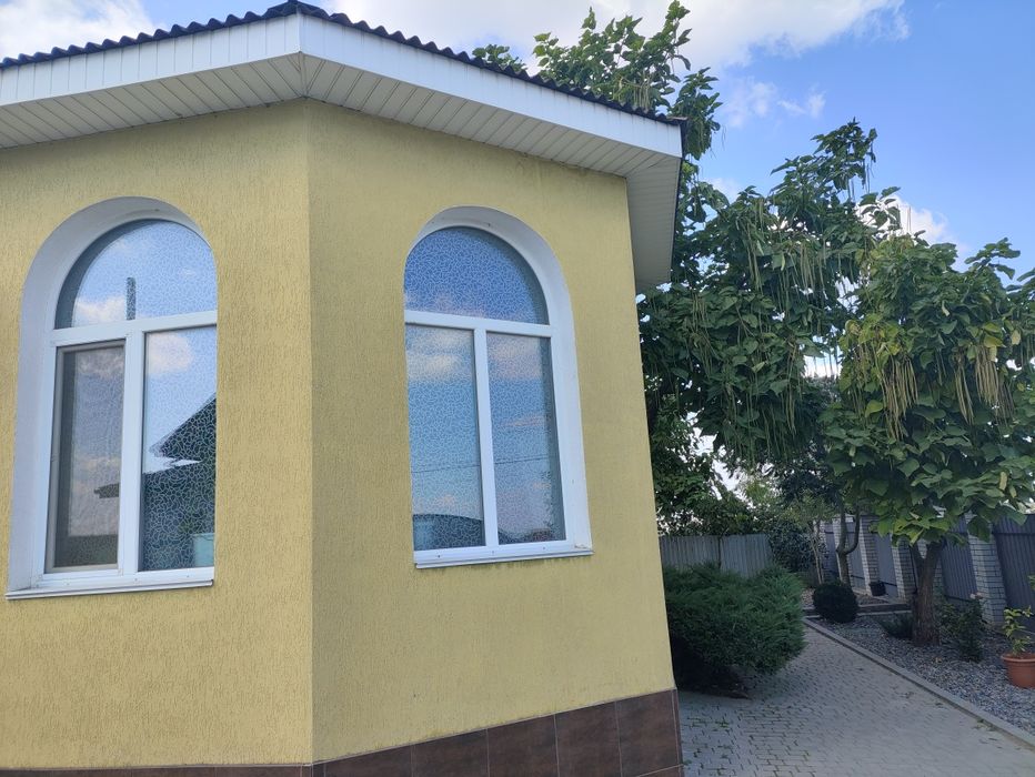 Будинок, господарчі приміщення, город