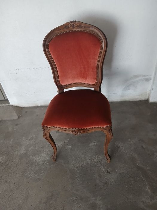 Mesa em madeira maciça  grande mede  2.40 x 1.10 com 8 cadeiras