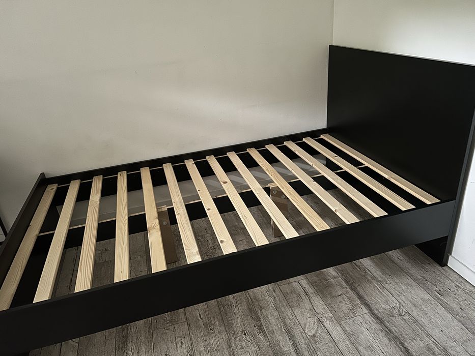 Łóżko czarne 120 ze stelażem.