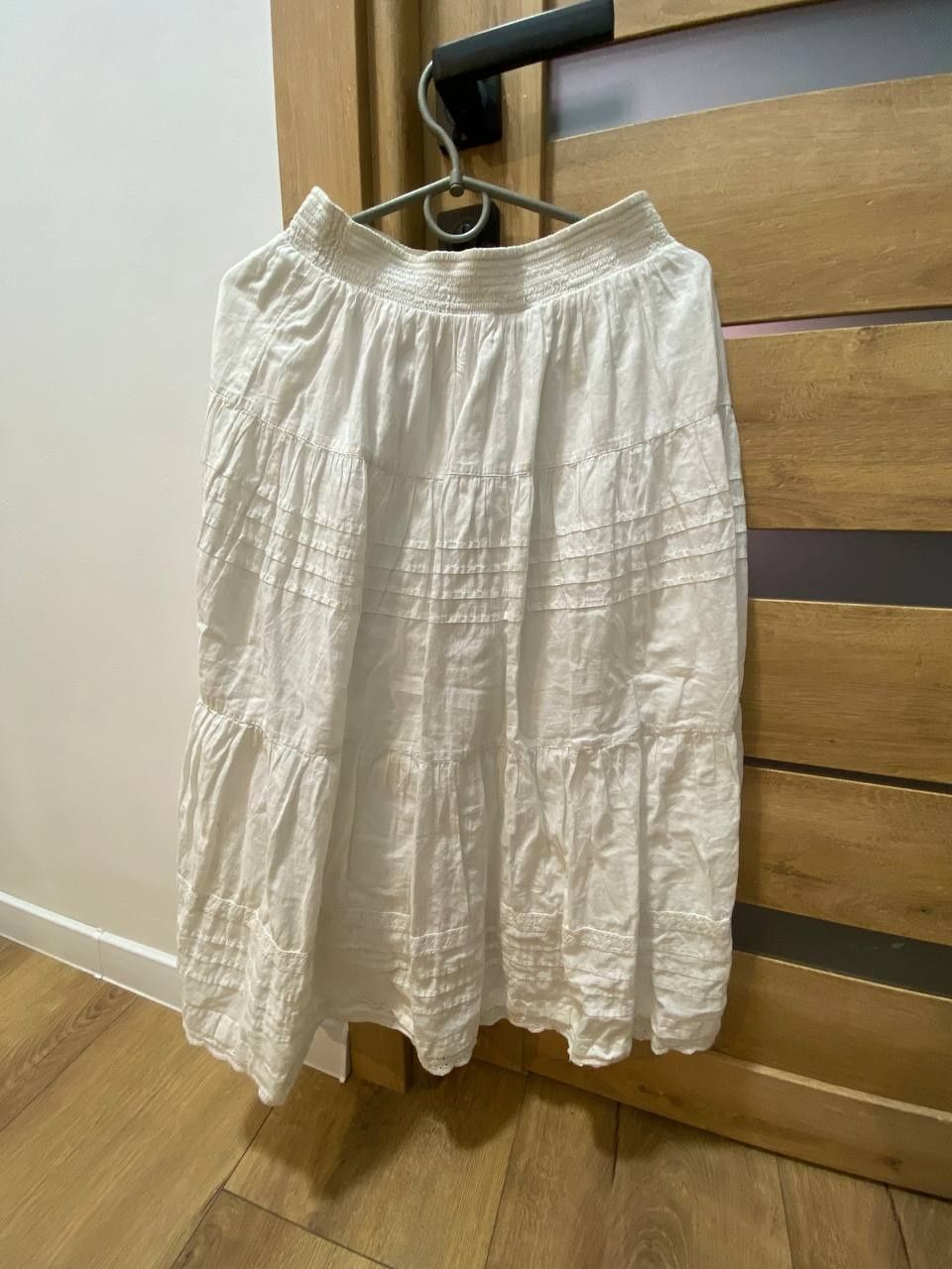 Довга біла юбка на резинці