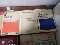 Vendo vários livros código civil dicionário leis do trabalho entre out