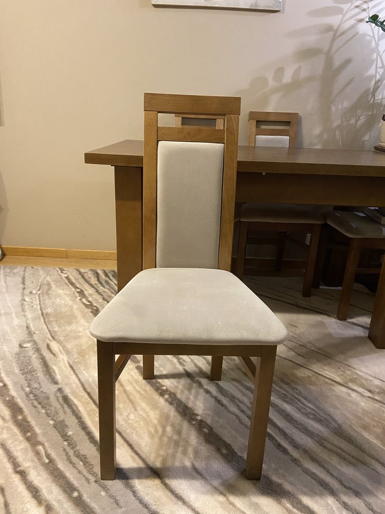 Stół rozkladany z krzeslami