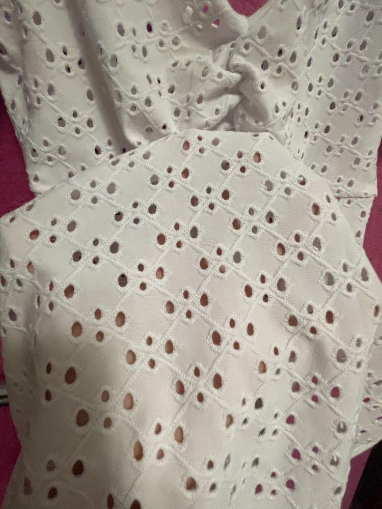 Białe body dziurkowane