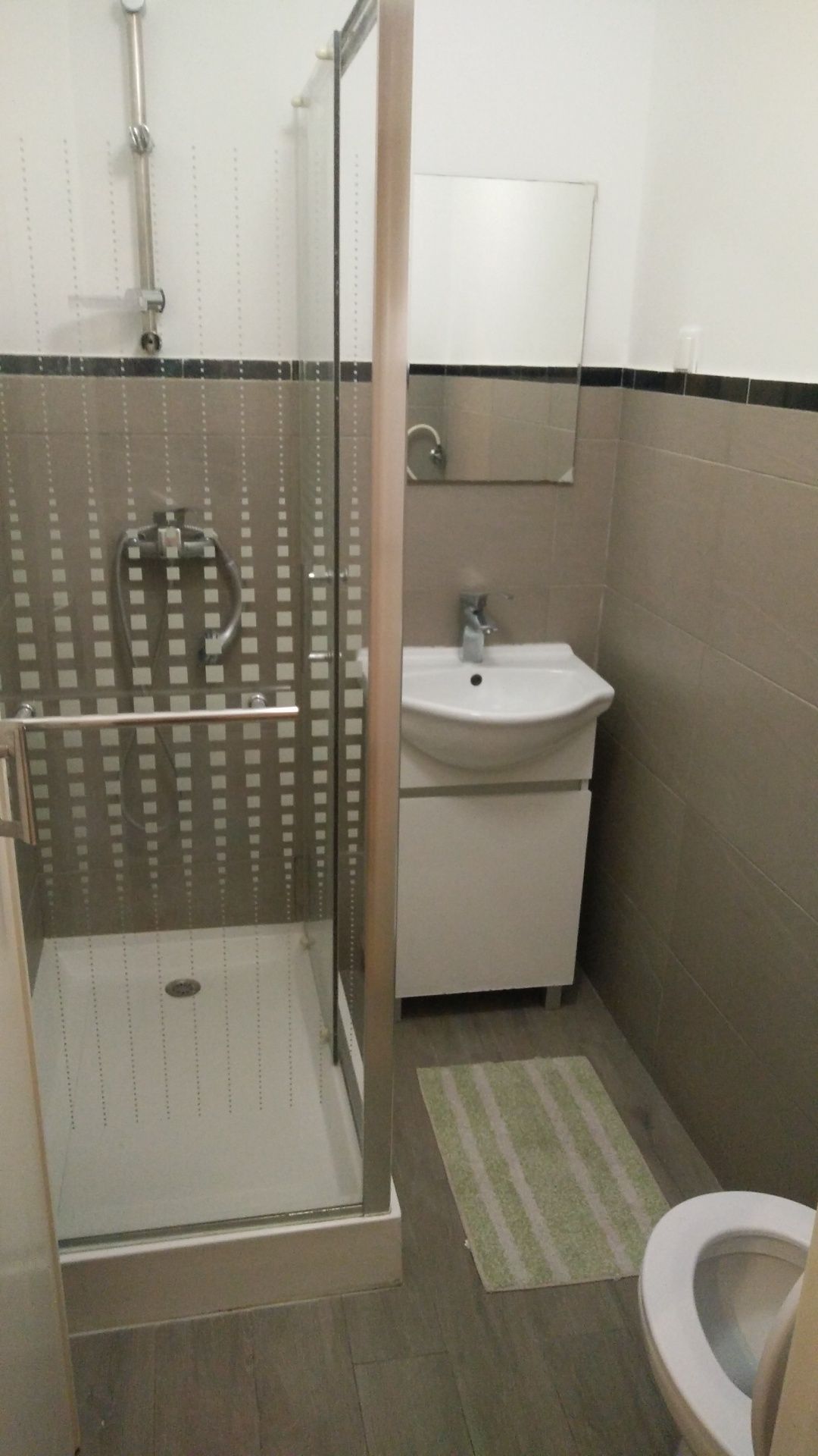 Amora, Quarto em casa Tranquila
