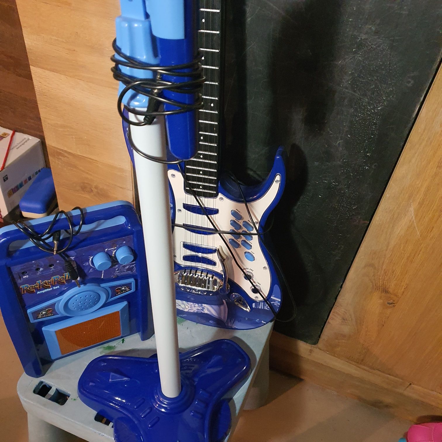 Guitarra microfone e amplificador