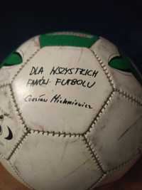 Piłka z podpisem Czesława Michniewicza